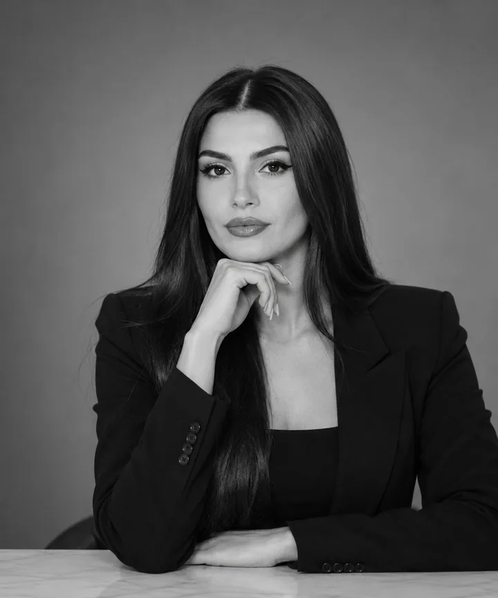 Hale Gül Malkoç, masasındaki siyah beyaz portre