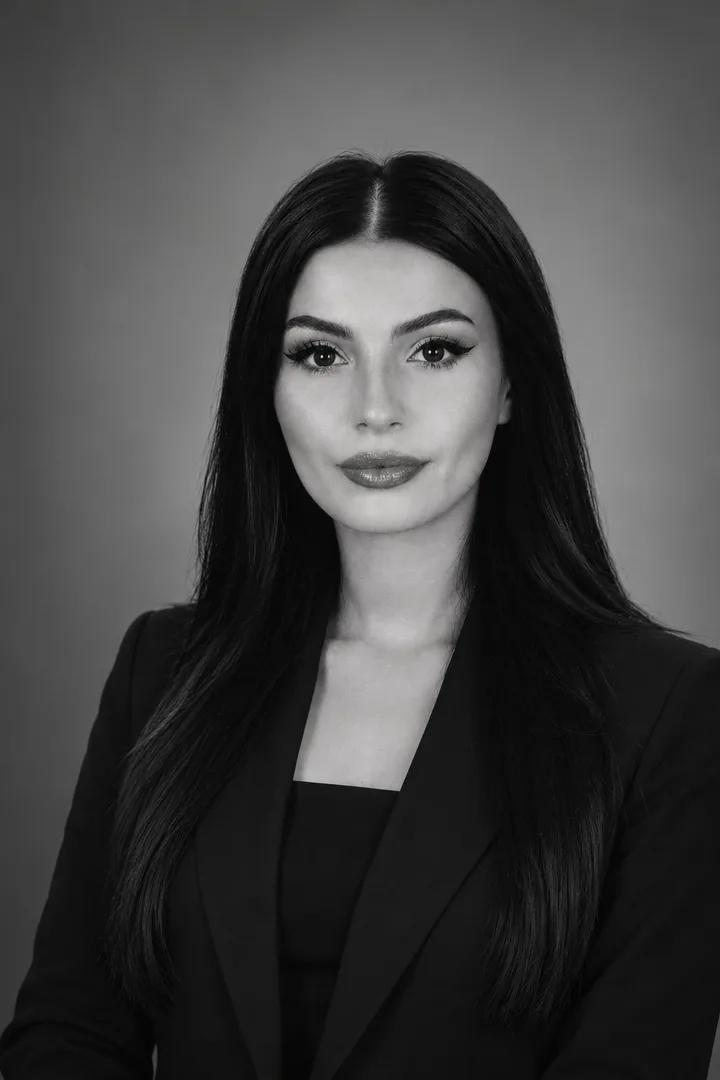 Hale Gül Malkoç’un siyah beyaz profesyonel portresi